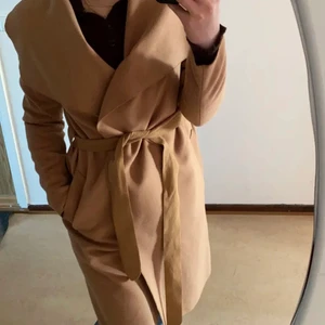 Kappa - Trendig, lång, mörk beige kappa i bra skick, gratis frakt🤎🐻🍂