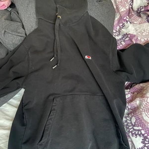 Hov1 Merch hoodie  - Säljer pga att det är för liten för mig. Superskön och fortfarande jätte fint skick❤️💌 Nypris 600kr