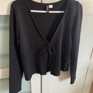 Kofta - Svart kofta från H&M/ Divided. Endast testad så i bra skick, köparen står för frakten😋