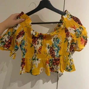 Supersöt topp - Fin topp från Ginatricot i storlek 36🥰 Endast använd 1 gång så i väldigt bra skick😄 99kr + frakt