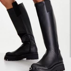 Höga stövlar från ASOS slutsålda  - Helt nya, oanvända storlek 38. Slutsålda. Mycket eftertraktade!