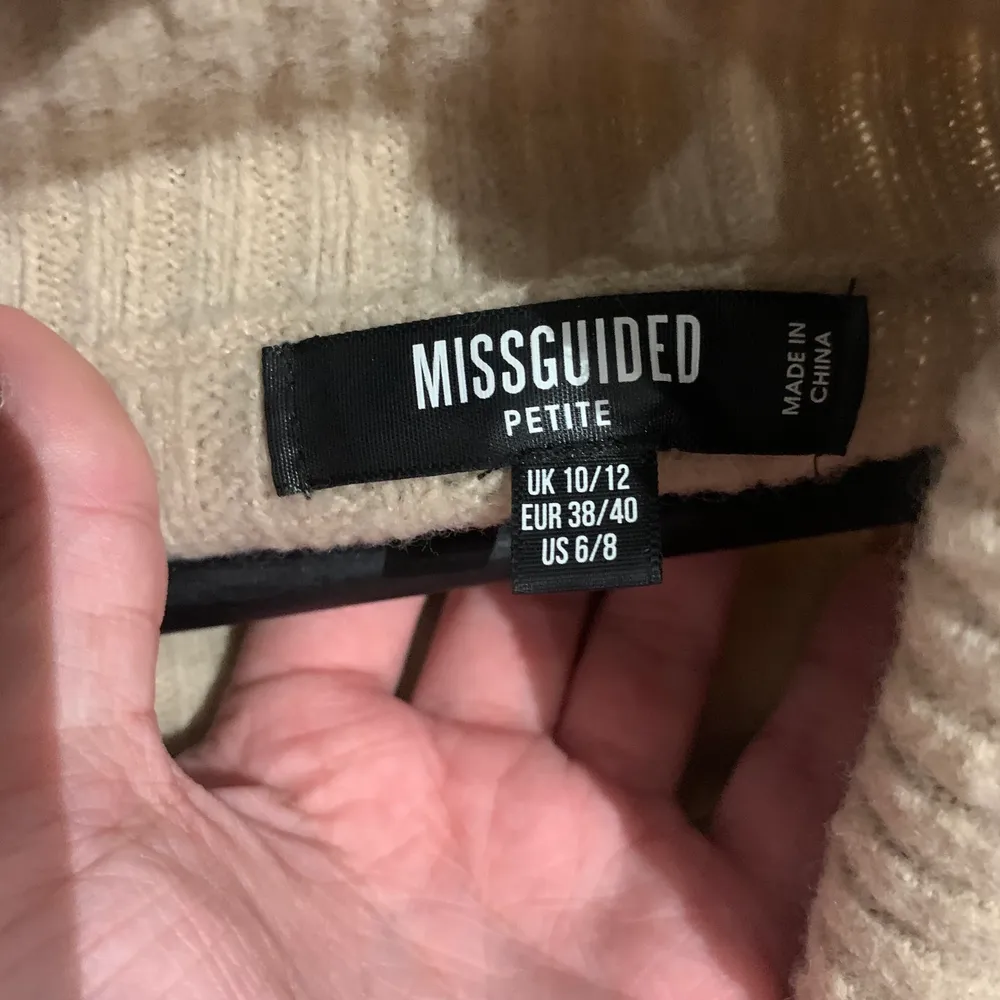 Supergosig stickad tröja från Missguided i storlek 38/40 (S/M)🥰 Använd 1 gång, sticks inte och mjuk i materialet. 150kr + frakt😄. Stickat.