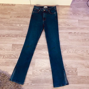 Zara flared jeans - Zara jeans. Lite utsvängda med öppning nere vid foten. Super snygga och bara använda tre gånger pga gått upp i vikt och dom blev för tighta på mig. Super snygga. Storlek 36. Frakt i går ej i priset. 