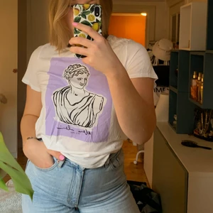 T-shirt från monki - Jättedin t-shirt från monki med tryck. Använd men väldigt bra skick💞💞 Köparen står för frakt