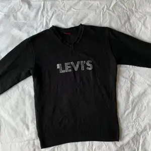 Fin svart Levis v-neck sweatshirt med gråa detaljer🖤. Mindre i storlek, står att den är L men skulle säga att den passar S och M. Dm för frågor/om du vill köpa <3 pris kan diskuteras