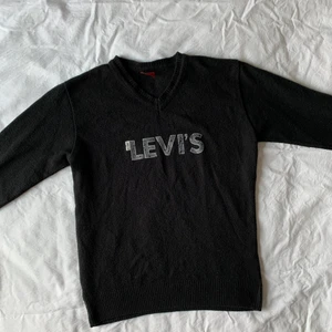 Levis sweatshirt  - Fin svart Levis v-neck sweatshirt med gråa detaljer🖤. Mindre i storlek, står att den är L men skulle säga att den passar S och M. Dm för frågor/om du vill köpa <3 pris kan diskuteras