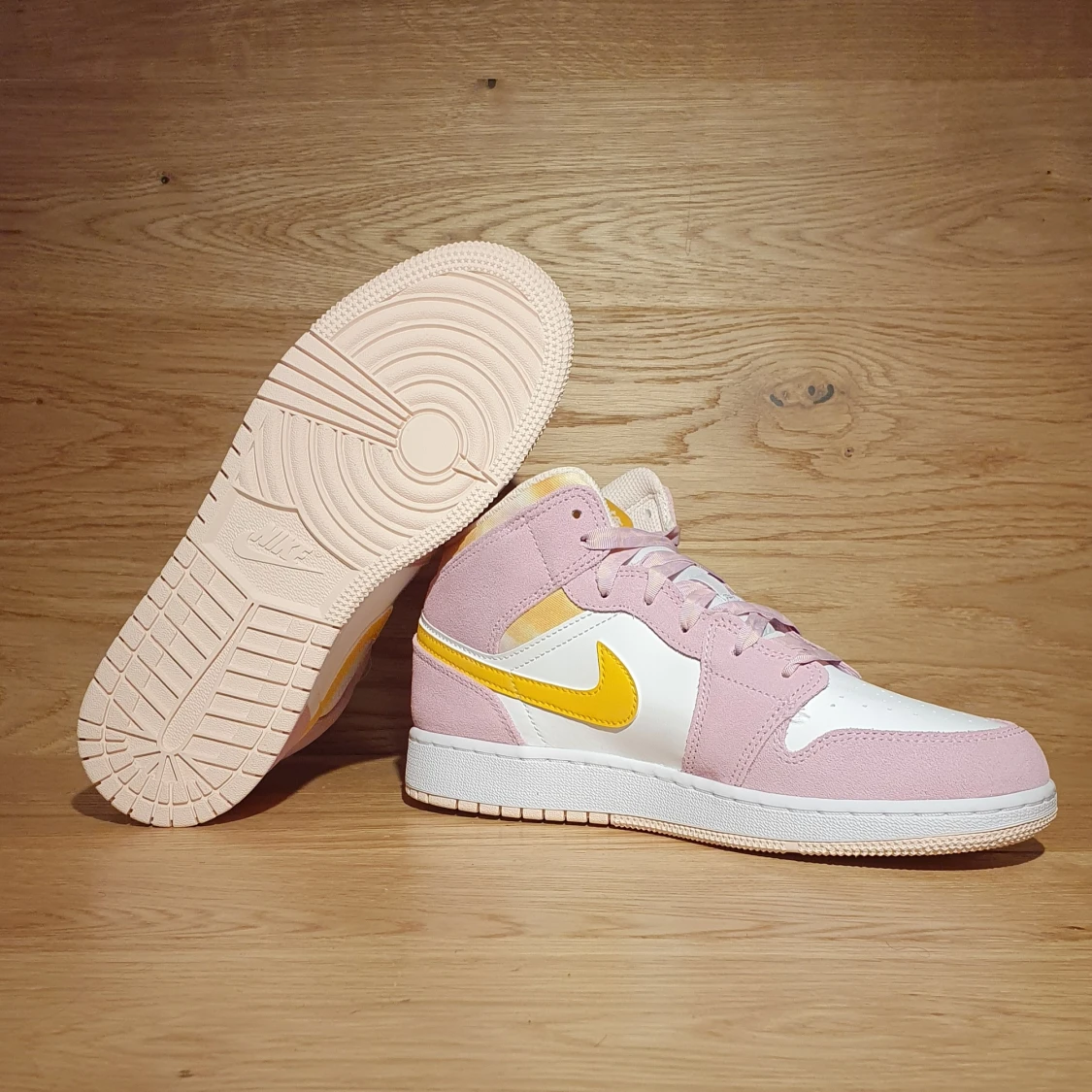 Nike Air Jordan 1 Mid "Artic Pink" - 90