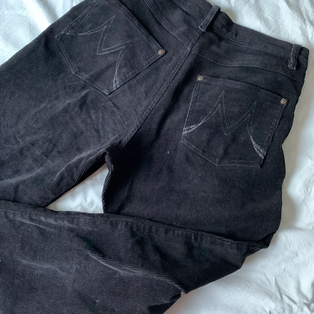 Svarta vida Manchester byxor. Är i storlek 38 och har inga synliga defekter🖤 dm för frågor/om du vill köpa <3. Jeans & Byxor.