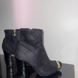 Stövletter/ankle boots - Svart stövletter i storlek 37/38 och mockaimitation. Klack har krokodiltryck och på ovansidan finns en stretchig del så det är lätt att få på dem. Asbra skick!