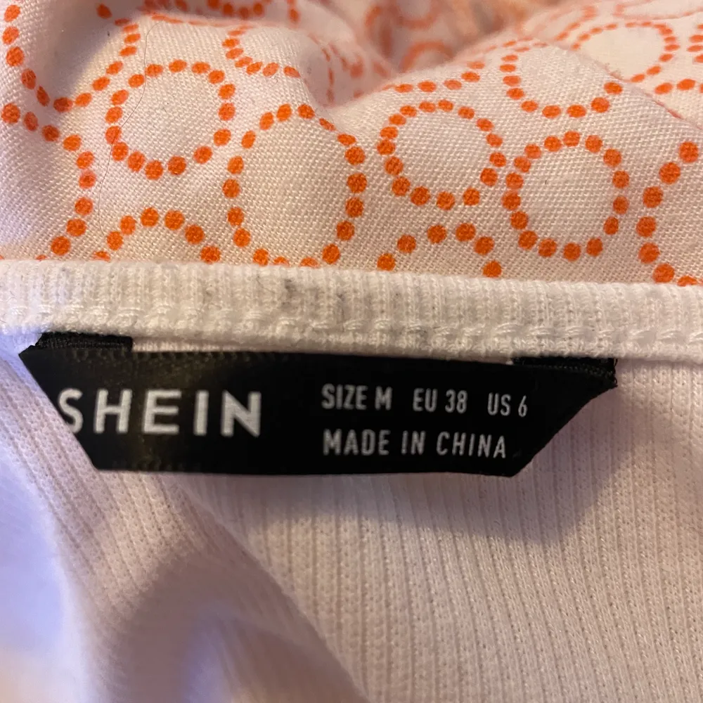 Vit tröja ifrån shein sitter jättefin, kan vara lite tajt men det beror nog från person till person.. Tröjor & Koftor.