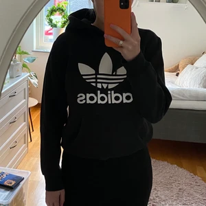 Adidas hoodie - Svart adidashoodie, fint skick!
