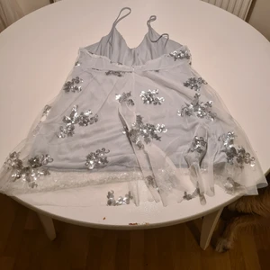 Klänning - Grå silvrig aldrig använd 