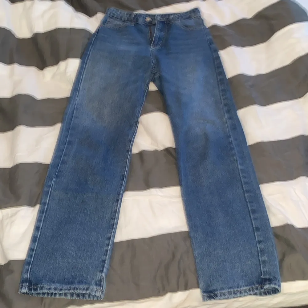 Lose fitting jeans, är ca 165 som lång. Jeans & Byxor.