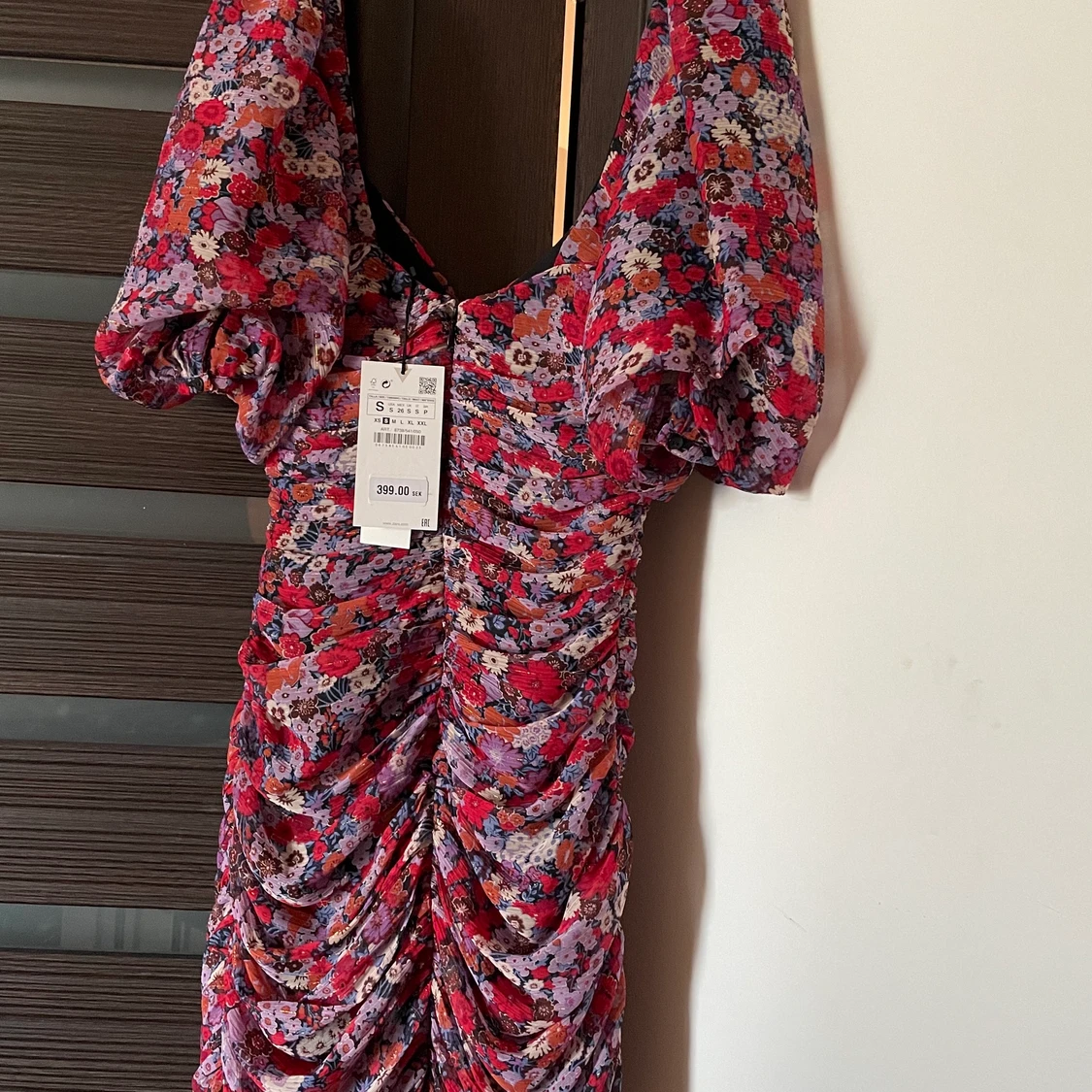 Figurklänning från zara  - 90