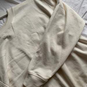 Sweatshirt i offwhite färg i gott skick! 💕😊