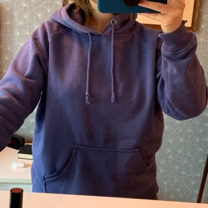 Hoodie storlek S - Otroligt fin färg och mysig. Köpt från bikbok för två år sedan men sällan använd tyvärr ! Har inte tvättat tröjan, därav fläckarna som syns på sista bilden. De åker bort efter tvätt ! Den är i ett bra skick annars 😃