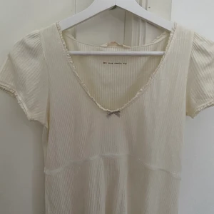 Odd Molly XS topp - Söt topp från Odd Molly i storlek XS, använd en gång - så den ser helt ny ut! I vit/äggfärg