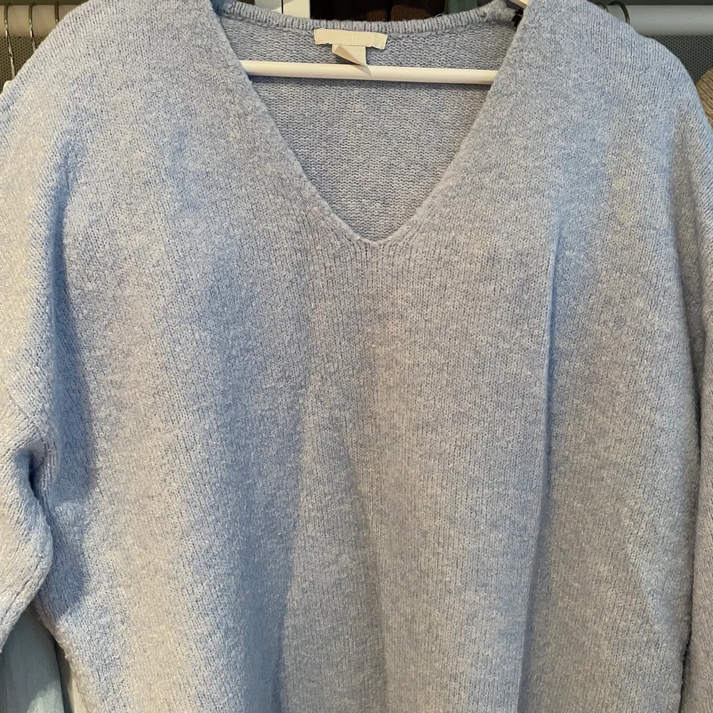 En fin stickad tröja, väldigt bekväm och skön att slänga på sig och i fin blå färg. Har använt den under sommarkvällar och även under höst/vinter. . Tröjor & Koftor.