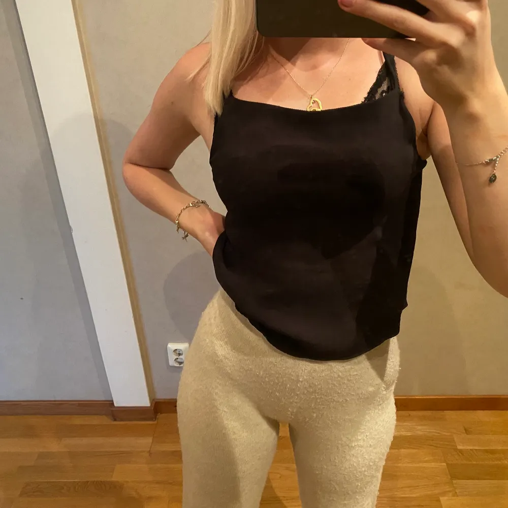 Super fint samsøe samsøe linne!! Använt 1 gång, nypris 1299kr!! Liten skada på en söm men inget som syns när man har det på sig, se bild 3🖤 Storlek XXS men passar mig som har XS/S🖤 Pris 450kr+frakt!!!. Yläosat.