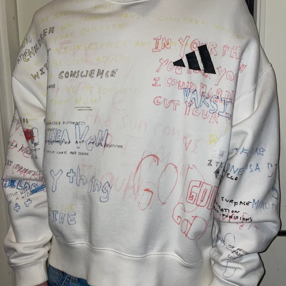 Adidas x Kanye West Season 5 handritad crewneck. Köpte tröjan på Caliroots för 3599 år 2018. Använd 4-5 gånger annars har den bara hängt på en galje. Digitalt kvitto finns. Storlek M. DM för mer bilder. . Hoodies.