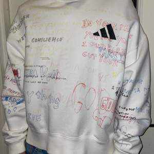 Adidas x Kanye West Season 5 handritad crewneck. Köpte tröjan på Caliroots för 3599 år 2018. Använd 4-5 gånger annars har den bara hängt på en galje. Digitalt kvitto finns. Storlek M. DM för mer bilder. 