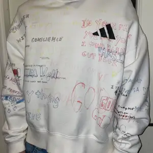Adidas x Kanye West Season 5 handritad crewneck. Köpte tröjan på Caliroots för 3599 år 2018. Använd 4-5 gånger annars har den bara hängt på en galje. Digitalt kvitto finns. Storlek M. DM för mer bilder. 
