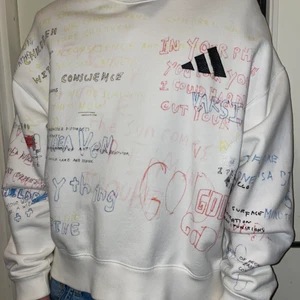 Adidas X Yeezy Season 5 - Adidas x Kanye West Season 5 handritad crewneck. Köpte tröjan på Caliroots för 3599 år 2018. Använd 4-5 gånger annars har den bara hängt på en galje. Digitalt kvitto finns. Storlek M. DM för mer bilder. 