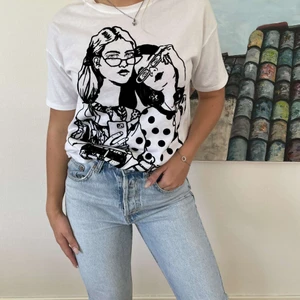 Stilren t-shirt från zara  - En stilren snygg tröja från zara! Modell 169 cm lång 