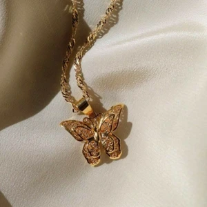 Butterfly dream pendant-18k guldpläterad - Butterfly Dream pendant är 18k guldpläterad. Den är Vattentålig och kommer att inte tappa bort färgen. Den kommer hålla länge. PRISET ÄR 99KR, GRATTIS FRAKT. Halsbandet passar till allt även gå att matcha med andra smycke. Jag skickar bevis videos vid postning. 