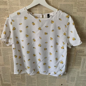 Blus - En fin blus med citron🍋 tryck på💛