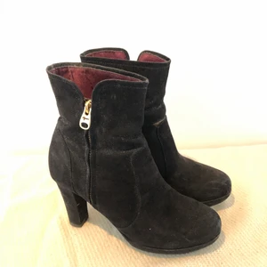 Stövletter - Svarta mocka stövletter med hög sula