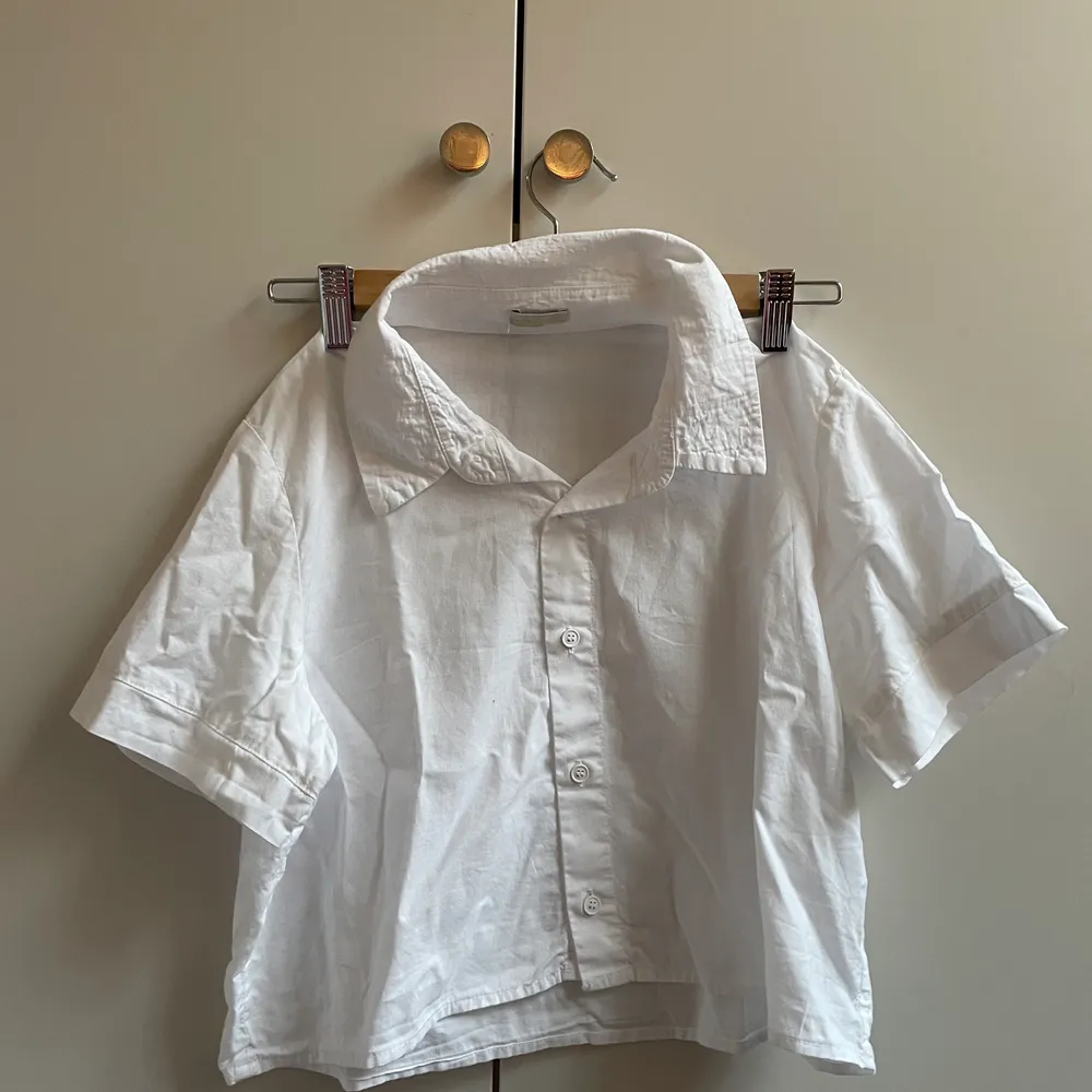 Säljer den här så snygga kortärmade skjortan köpt på Brandy Melville i Portugal. Aldrig använd!. Skjortor.
