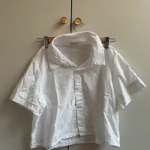 Säljer den här så snygga kortärmade skjortan köpt på Brandy Melville i Portugal. Aldrig använd!
