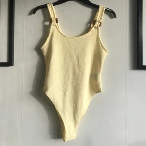 Body från H&M - Säljer en oanvänd, gul body från HM! Skick: Lapp kvar, oanvänd, som ny. Material: 95% polyester 5% elastan ✌️