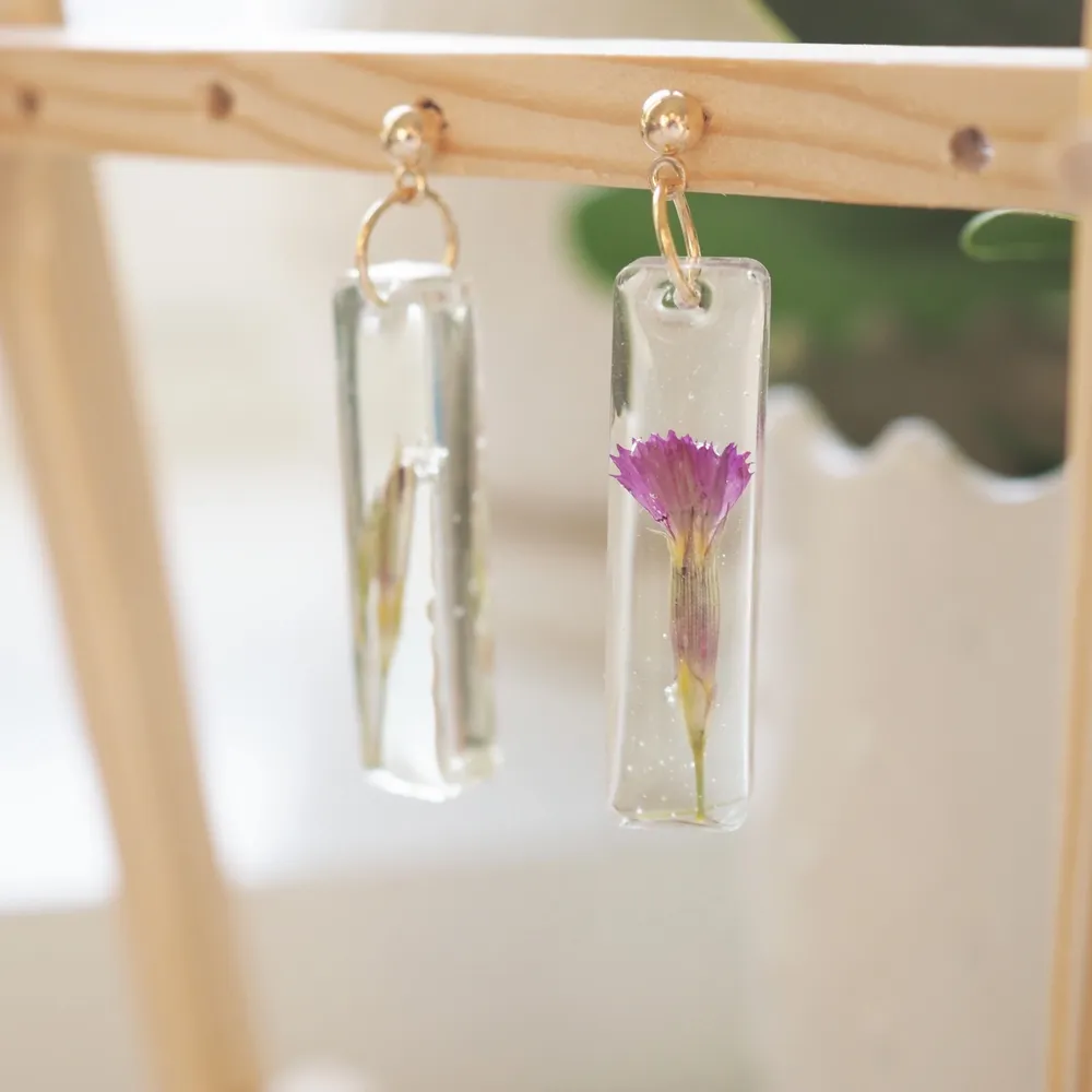 Pink summer flower embed in resin earrings,  super cute, will bring up your day :).   I collected this super cute flower during spring 2021 in Sweden. I carefully pressed on wooden flower press for a week. Then I embed with uv-resin.. Accessoarer.