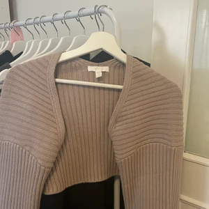 beiga Ärmar - Beiga ärmar från HM. As sköna och snygga till i sommar eller över en klänning på en fest! säljer pga att jag inte använder den längre