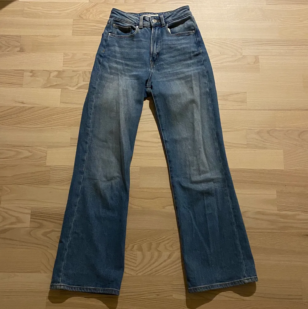 Högmidjade breda blåa jeans från Cubus, bra skick och man får snygg röv men förkorta för mig (är 170cm)🧡 Köpare står för frakt. Jeans & Byxor.