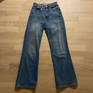 Högmidjade breda blåa jeans från Cubus, bra skick och man får snygg röv men förkorta för mig (är 170cm)🧡 Köpare står för frakt