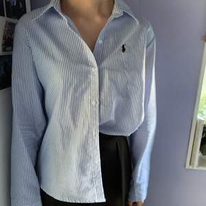 Skjorta från Ralph Lauren! står xxxl i storlek, så gissar att de syftar på barnstorlek?? men skulle säga att den är som s :)) 