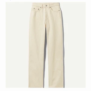 Weekday rowe straight jeans - Säljer mina favoritjeans från weekday då de har blivit för små. De är i nyskick förutom dragkedjan men det går fortsatt att dra upp den! Du är välkommen att lägga annat bud som passar dig 💕