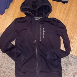 Sail Racing hoodie - Sail Racing svart sip hoodie.                                                 Nypris 900kr säljer för 250kr. Storlek 160cm.       Köparen står för frakt, annars kan jag mötas upp i Stockholm.
