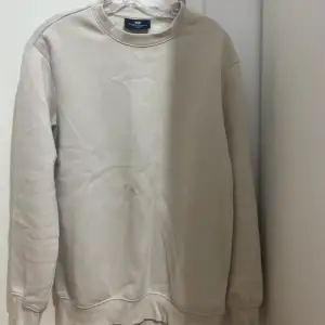 En beige tröja från H&M i stl S, säljs för 100 kr. 
