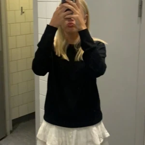 Stickad tröja - Säljer denna super fina svarta stickade tröjan från Uniqlo. Bra skick. Köpt för 400 kr. 😜