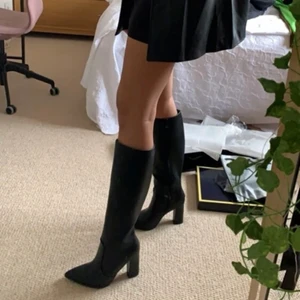 Svarta klackskor  - Nypris 400 kr. Sjuukt snygga klackskor som jag beställde 2 par av. Använda 1 gång så i princip splitter nya ‼️🦋 lagt ut MASSA nytt så in och checka min sida🦋‼️‼️ ger rabatt vid köp av flera plagg <3