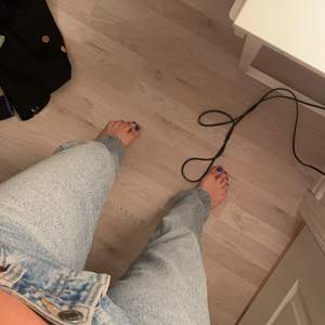 Säljer dessa sjukt sjukt snygga och långa jeans från zara som även är slutsålda. De är dessa Jeans man drömmer om, om man är lång. Köpta för 559kr på zara och säljer endast dessa vid bra pris. Sitter som ett smäck. St 40 men passar definitivt 38 så de är små i stoleken. Skriv vid intresse 