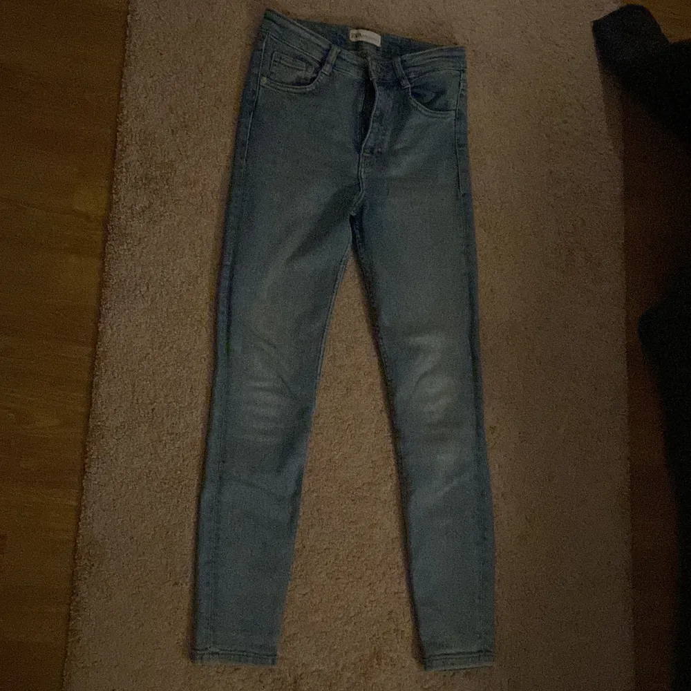 Ett par tajta, blåa jeans från zara i storlek 38. Säljer pga att de är för korta för mig som är 167 cm. Bra skick. Köparen står för frakten.. Jeans & Byxor.