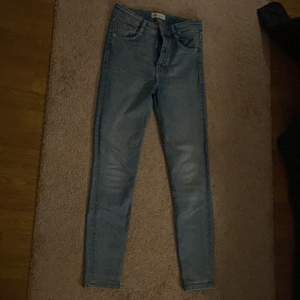 Ett par tajta, blåa jeans från zara i storlek 38. Säljer pga att de är för korta för mig som är 167 cm. Bra skick. Köparen står för frakten.