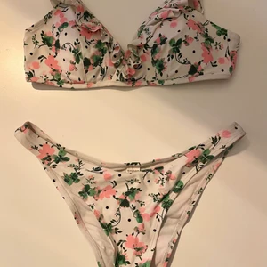Bikini ifrån bikbok  - bild kvalitet suger sorry (skriv om du vill ha bättre bild så fixar jag) köpte den förra året använd typ 2 gånger då den är för liten ❤️ frakt 12kr 