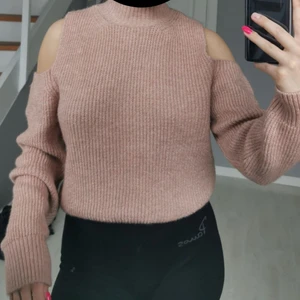 Stickad tröja från gina tricot i stl. S - Skönt material som inte kliar. Oanvänd och jättefin. 