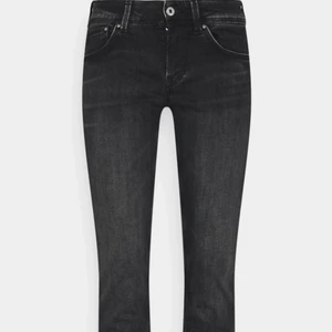 Lågmidjade Pepe jeans  - Säljer mina svarta lågmidjande jeans som endast är använda några fåtal gånger. Dessa är superfina men kommer tyvärr inte till användning. Pris kan diskuteras vid snabb affär 
